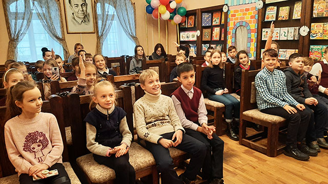 kuzka sunduchok otkryl novoy knigoy udivil2