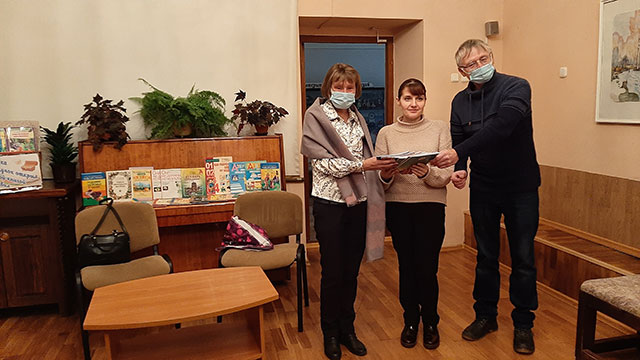 kuzka sunduchok otkryl novoy knigoy udivil7