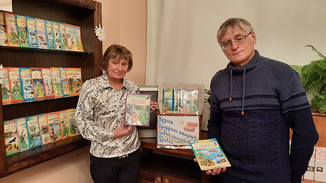 kuzka sunduchok otkryl novoy knigoy udivil8