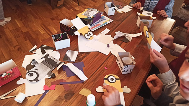 minon podstavka dlya karandashey4