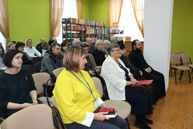 Kruhly stol Pomniki kniznaj kutury3