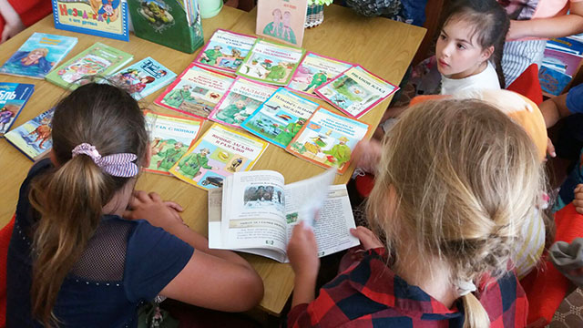 v gostyakh u biblioteki1