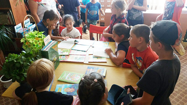 v gostyakh u biblioteki3