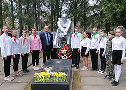 My budem chtit vash podvig vechno