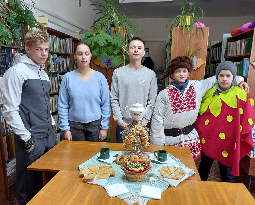 maslenitsa idet bliny i smekh neset1