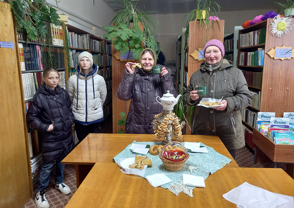 maslenitsa idet bliny i smekh neset2