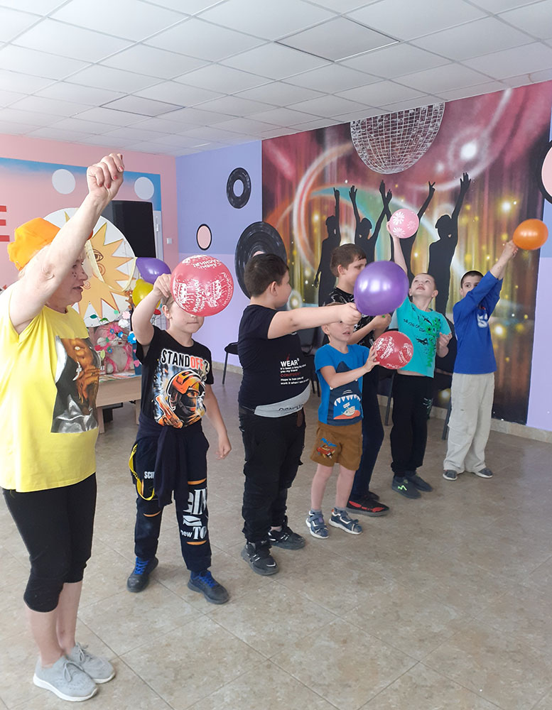 Pust detstvo zvonkoye smeyotsya2