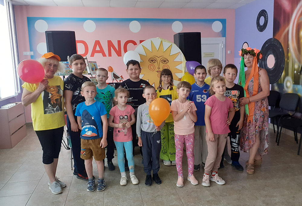 Pust detstvo zvonkoye smeyotsya5