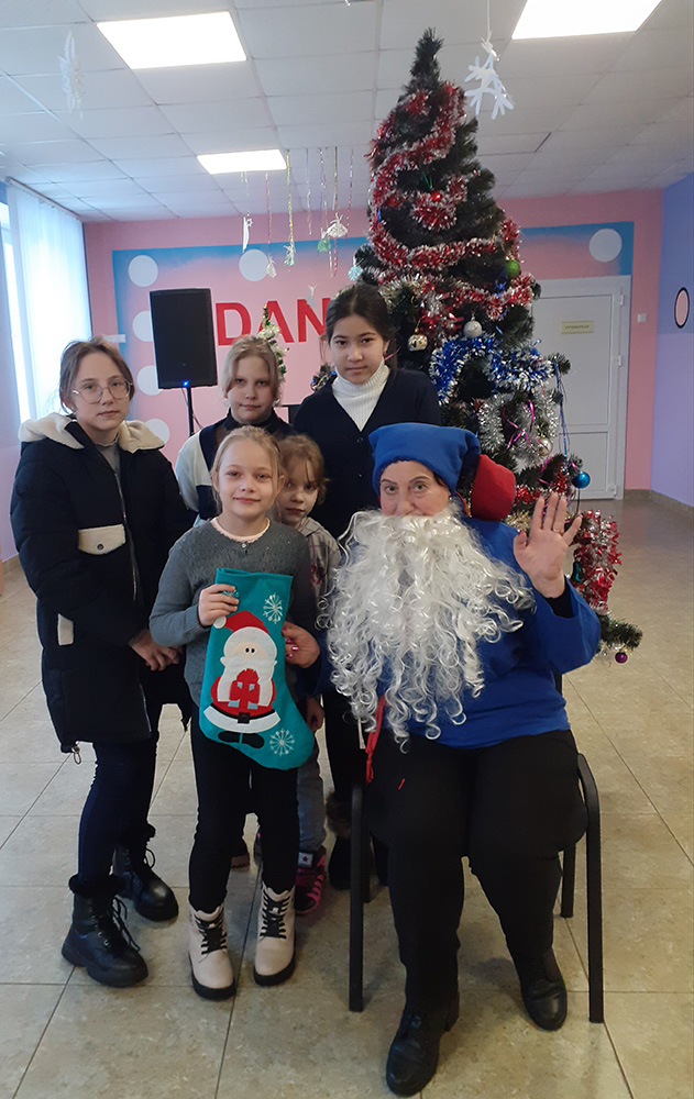 igrayut rebyatki v zimniye svyatki7