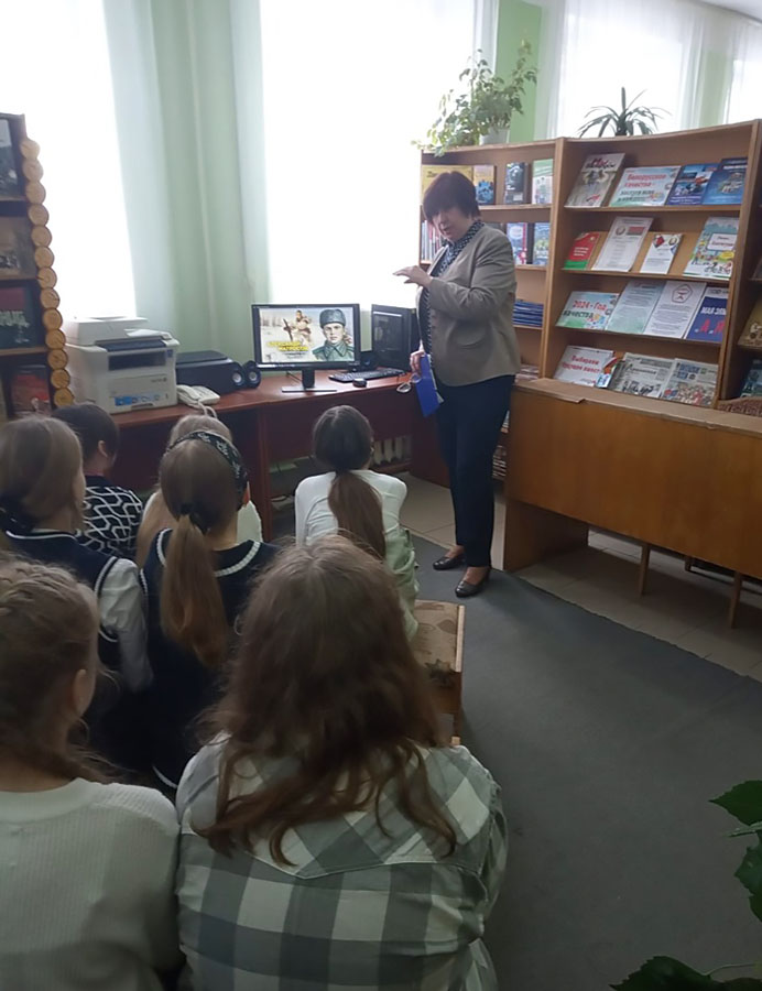 Matrosov On Rodinu serdtsem svoim zashchitil 1