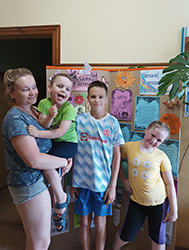 Vzroslyye na vsey planete daryat schastye detyam