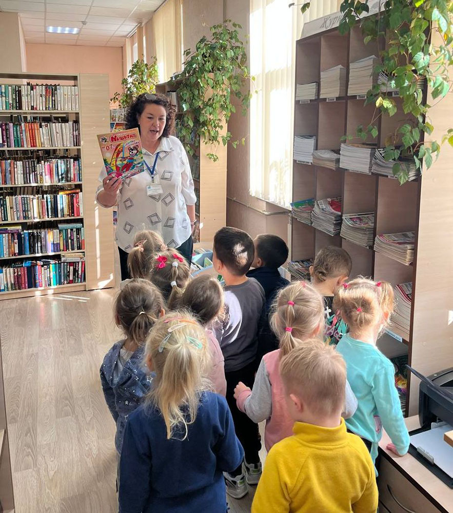 zdes knizhki vystroilis v ryad4