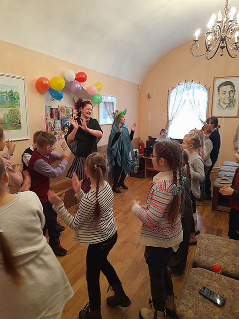 priklyucheniya knigovichka v biblioteke2